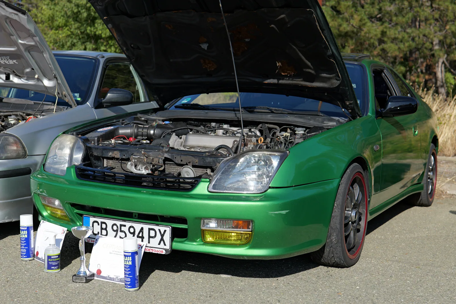 Зелена Honda Prelude с отворен капак и награди пред бронята на Национална Хонда Среща 2025