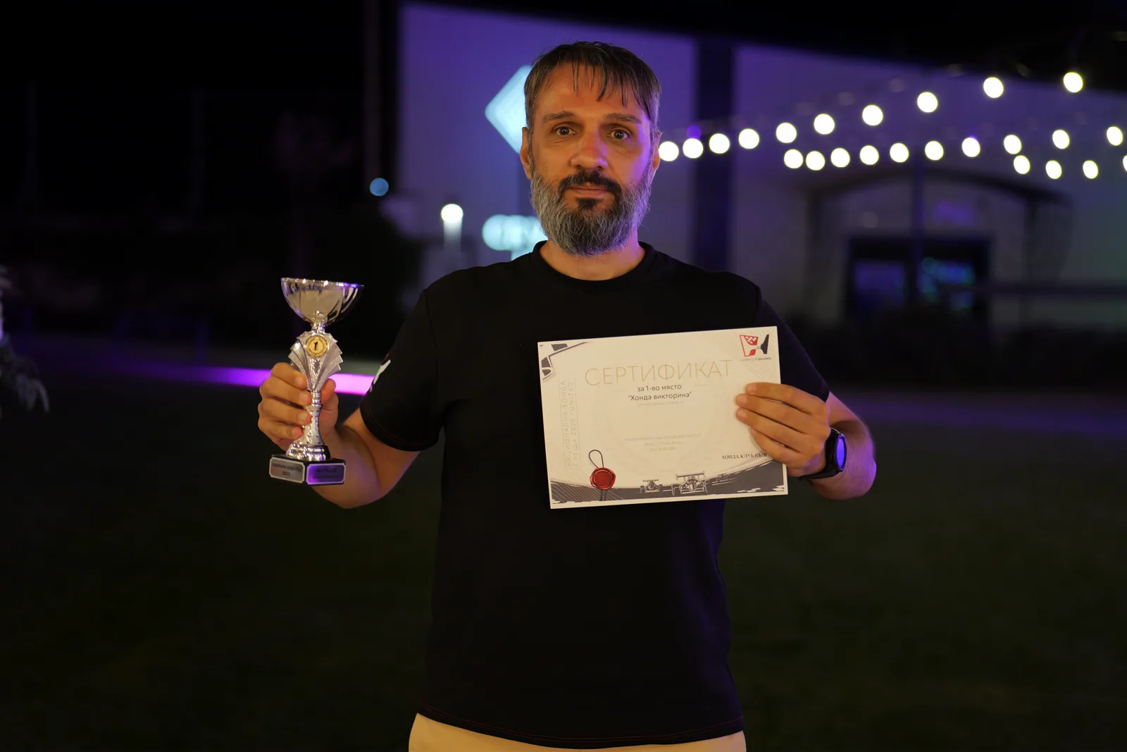 Участник с купа и грамота на вечерно награждаване на Национална Хонда Среща 2025