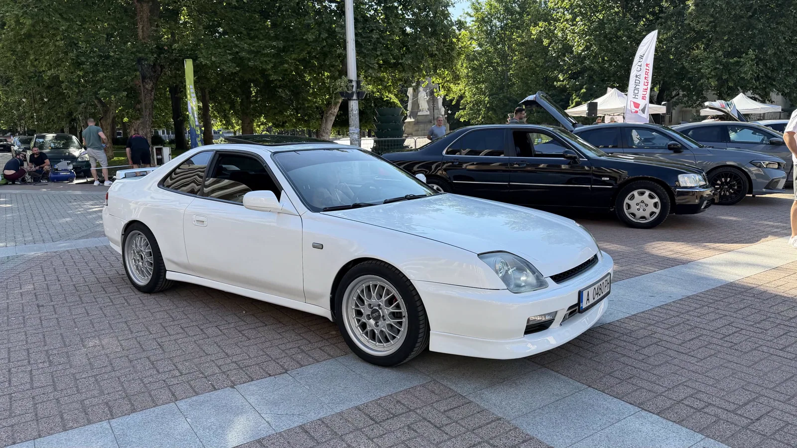 Бяла Honda Prelude с бели джанти, изглед отпред и отстрани на Национална Хонда Среща 2026