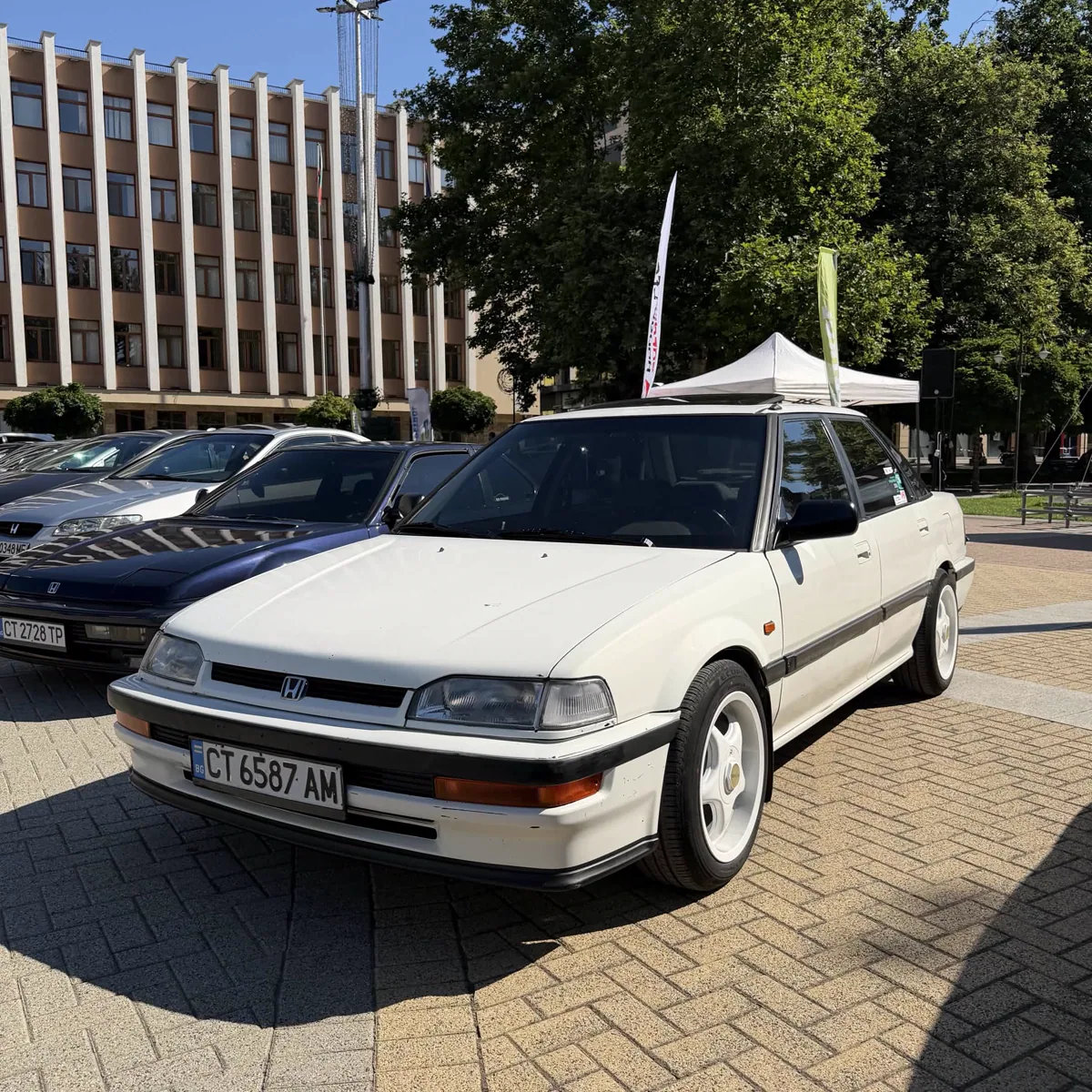 Бяла Honda хечбек с черни странични лайстни на Национална Хонда Среща 2026