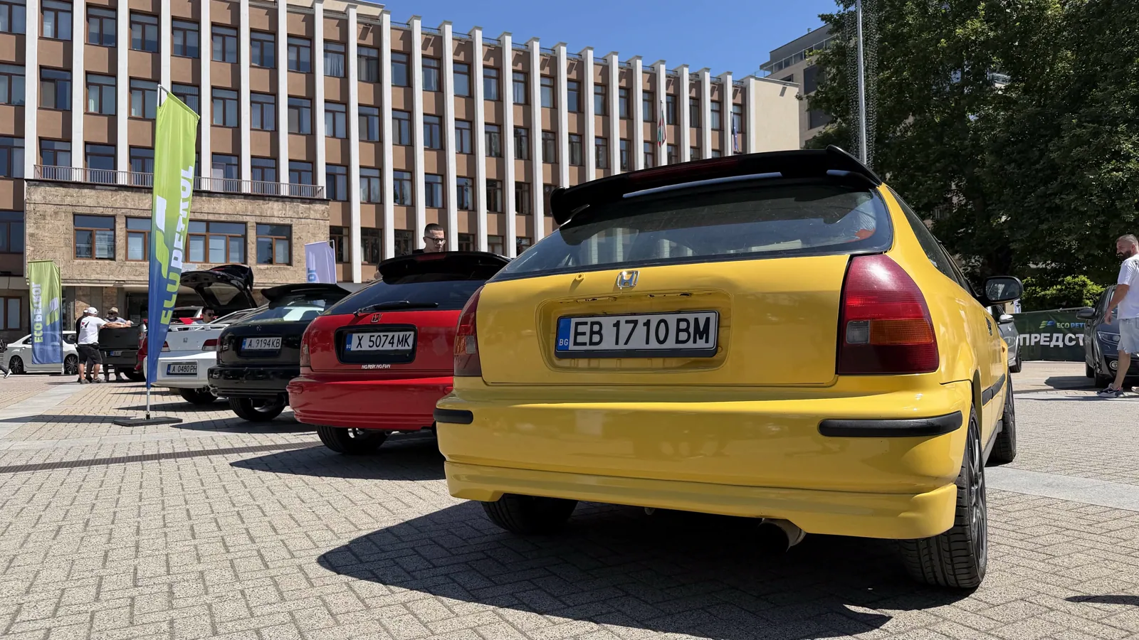 Жълта Honda Civic със заден спойлер до червено купе на Национална Хонда Среща 2026